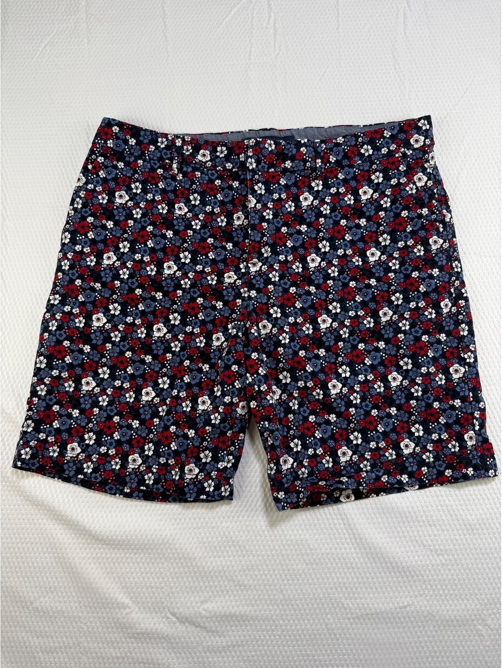 Tommy Hilfiger Women’s Size 12 Floral Bermuda Shorts Navy Red Blue - Picture 1 of 6
